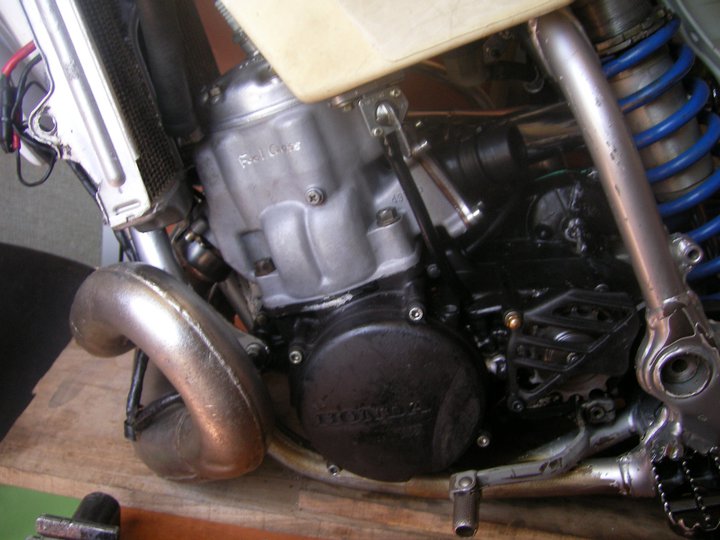 el motor acoplado,falta el carburador en esa foto es un mikuni 38